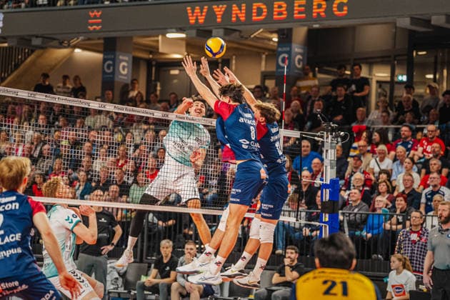 Volleyball Herren Bundesliga Playoffs Halbfinale 2025 2026 SVG Lüneburg vs. SWD powervolleys Düren 12.04.2026 Kyle Paulson ( 1 SWD powervolleys Düren) gegen den Block von Cole Young ( 8 SVG Lüneburg) und Santeri Välimaa ( 12 SVG Lüneburg)