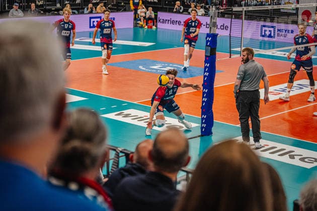 Volleyball Herren Bundesliga Playoffs Halbfinale 2025 2026 SVG Lüneburg vs. SWD powervolleys Düren 12.04.2026 Santeri Välimaa ( 12 SVG Lüneburg) rettet specktakulär den Ball