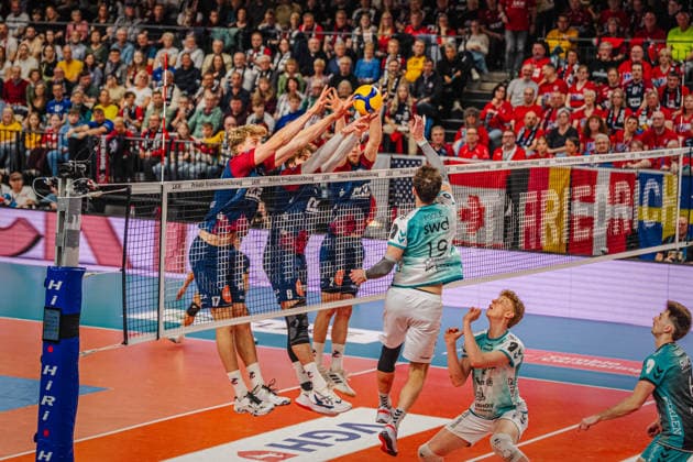 Volleyball Herren Bundesliga Playoffs Halbfinale 2025 2026 SVG Lüneburg vs. SWD powervolleys Düren 12.04.2026 Ryan Poole ( 19 SWD powervolleys Düren) gegen den Block von Axel Enlund ( 17 SVG Lüneburg), Jackson Howe ( 6 SVG Lüneburg) und Daniel Gruvaeus ( 2 SVG Lüneburg)