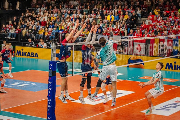 Volleyball Herren Bundesliga Playoffs Halbfinale 2025 2026 SVG Lüneburg vs. SWD powervolleys Düren 12.04.2026 Ryan Poole ( 19 SWD powervolleys Düren) gegen den Block von Axel Enlund ( 17 SVG Lüneburg) und Jackson Howe ( 6 SVG Lüneburg)