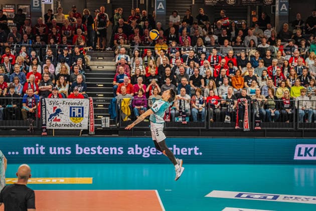 Volleyball Herren Bundesliga Playoffs Halbfinale 2025 2026 SVG Lüneburg vs. SWD powervolleys Düren 12.04.2026 Gregor Pernus ( 4 SWD powervolleys Düren) beim Aufschlag