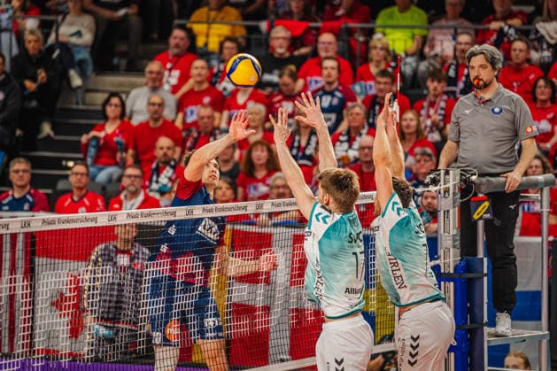 Volleyball Herren Bundesliga Playoffs Halbfinale 2025 2026 SVG Lüneburg vs. SWD powervolleys Düren 12.04.2026 Ethan Champlin ( 20 SVG Lüneburg) gegen den Block von Philipp Lauter ( 17 SWD powervolleys Düren) und Jordan Canham ( 7 SWD powervolleys Düren)