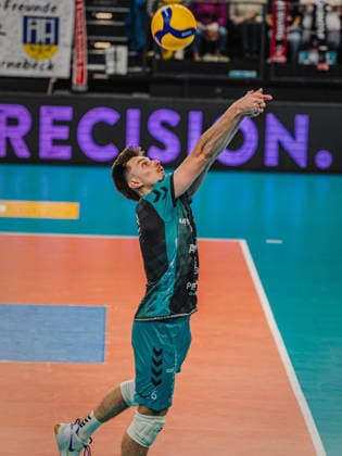 Volleyball Herren Bundesliga Playoffs Halbfinale 2025 2026 SVG Lüneburg vs. SWD powervolleys Düren 12.04.2026 Troy Gooch ( 6 SWD powervolleys Düren) rettet den Ball
