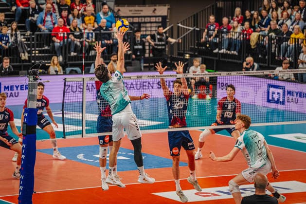 Volleyball Herren Bundesliga Playoffs Halbfinale 2025 2026 SVG Lüneburg vs. SWD powervolleys Düren 12.04.2026 Kyle Paulson ( 1 SWD powervolleys Düren) gegen den Block von Santeri Välimaa ( 12 SVG Lüneburg)