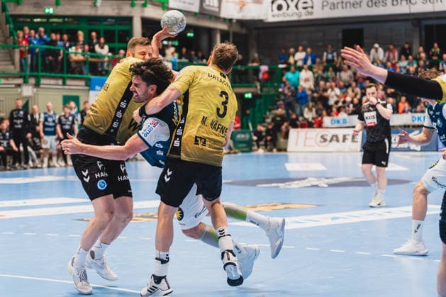 Samuel Roethlisberger (TVB Stuttgart, 17) blockt mit Max Haefner (TVB Stuttgart, 03) den werfenden Eloy Morante Maldonado (Bergischer HC, 33) Bergischer HC vs. TVB Stuttgart, Handball, Daikin 1.HBL, 28.Spieltag, Saison 2025 26, 12.04.2026, Bergischer HC vs. TVB Stuttgart, Handball, Daikin 1.HBL, 28.Spieltag, Saison 2025 26, 12.04.2026 Wuppertal Copyright: xEibner-Pressefoto LukasxBaldygax EP_LBA