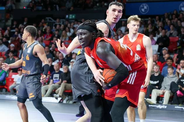 Wenyen Gabriel 32 (FC Bayern Muenchen Basketball) faengt einen Ball vor Yordan Minchev 91 (Niners Chemnitz), FC Bayern Muenchen Basketball vs. Niners Chemnitz, easyCredit BBL, Basketball, Bundesliga, Maenner, Hauptrunde, 12. April 2026 Muenchen Bayern Deutschland