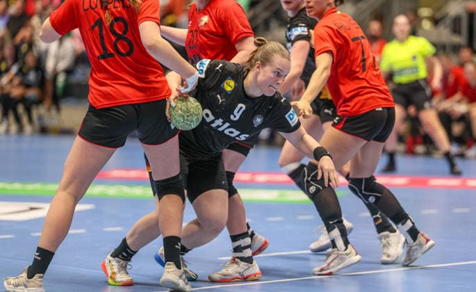 GER, Hamm, Deutschland vs Belgien, EHF EURO Qualifiers, Handball, EHF, Spielzeit 2025 2026, WESTPRESS arena, 6. Spieltag im Bild v.l.: Willemijn Cuypers (Belgien Handball Frauen 18), Lisa Antl (Deutschland 9) DFB DFL REGULATIONS PROHIBIT ANY USE OF PHOTOGRAPHS AS IMAGE SEQUENCES AND OR QUASI-VIDEO, 12.04.2026 Copyright: HMBxMedia HendrikxHamelau