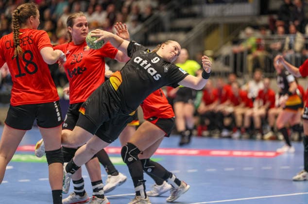 GER, Hamm, Deutschland vs Belgien, EHF EURO Qualifiers, Handball, EHF, Spielzeit 2025 2026, WESTPRESS arena, 6. Spieltag im Bild v.l.: Willemijn Cuypers (Belgien Handball Frauen 18), Lisa Antl (Deutschland 9) DFB DFL REGULATIONS PROHIBIT ANY USE OF PHOTOGRAPHS AS IMAGE SEQUENCES AND OR QUASI-VIDEO, 12.04.2026 Copyright: HMBxMedia HendrikxHamelau