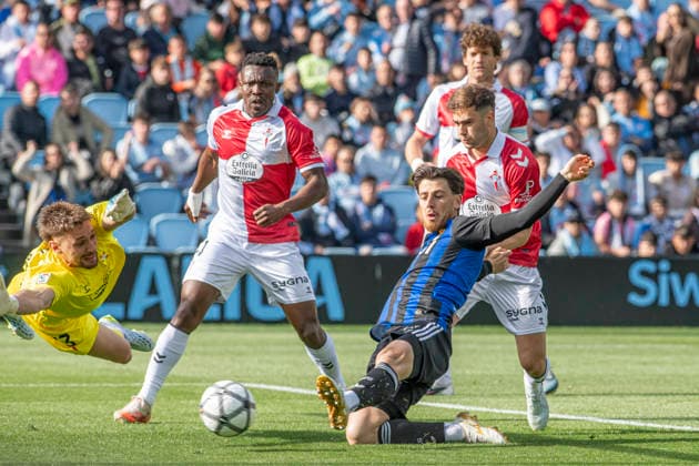 Dorsal 5 ALberto Reina jugador del Real Oviedo, Jugada en accion, La Liga 12 de abril de 2026 jornada 31 RC Celta Real Oviedo Estadio Abanca Balaidos Vigo Vigo Pontevedra Espana Copyright: xLuisxLorenzox