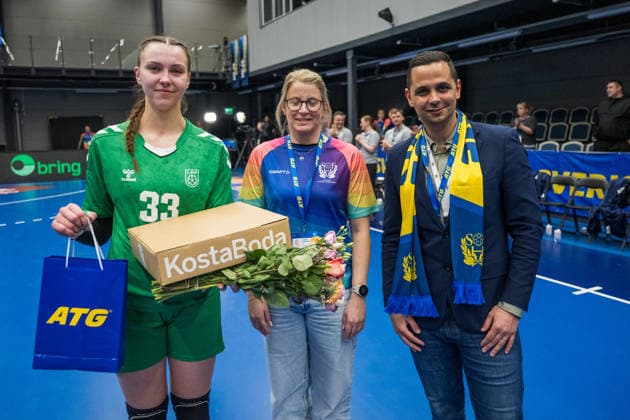 260412 Ausra Arcisevskaja of Litauen receives the Player of the match award after the women s EHF EURO Qualification, EM, Europameisterschaft handball match between Sweden and Lithuania on April 12, 2026 in Kosta. Photo: Suvad Mrkonjic BILDBYRAN COP 170 SM0457 handball handboll handball kval em em-kval qualification womens ehf euro qualification sverige sweden litauen lithuania dam bbeng Copyright: SUVADxMRKONJIC BB260412SM063