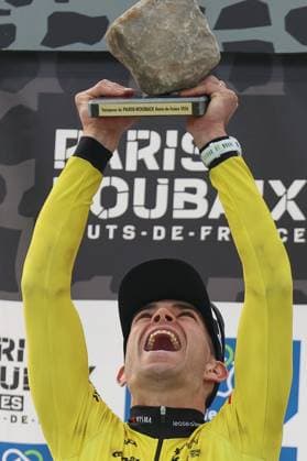 ROUBAIX : Paris Roubaix 2026 PHOTOPQR VOIX DU NORD BAZIZ CHIBANE ; 12 04 2026 ; ROUBAIX - 12 04 2026 : L enfer du Nord, le Paris Roubaix a eu lieu ce jour. Wout Van Aert est sorti vainqueur 1 NORD France  Copyright: xPHOTOPQR VOIXxDUxNORD MAXPPPxBAZIZxCHIBANEx 20260412VDN0891 20260412VDN0894