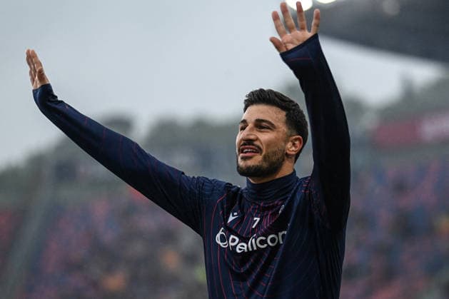 CALCIO - Serie A - Bologna FC vs US Lecce Riccardo Orsolini (Bologna Fc) greetings supporters during Bologna FC vs US Lecce, Italian soccer Serie A match in Bologna, Italy, April 12 2026 Bologna Italy  Copyright: xIPAxSport ABACAx