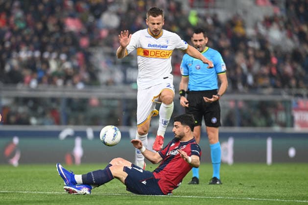 CALCIO - Serie A - Bologna FC vs US Lecce Ramadani Yiber (US Lecce) in action hindered by Riccardo Orsolini (Bologna Fc) during Bologna FC vs US Lecce, Italian soccer Serie A match in Bologna, Italy, April 12 2026 Bologna Italy  Copyright: xIPAxSport ABACAx