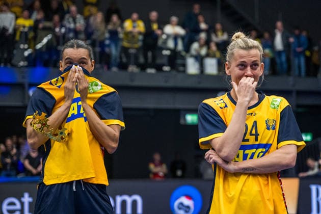 260412 Jamina Roberts and Nathalie Hagman of Sweden cry as they are celebrated for playing their last match with the national team, Nationalteam after the women s EHF EURO Qualification, EM, Europameisterschaft handball match between Sweden and Lithuania on April 12, 2026 in Kosta. Photo: Suvad Mrkonjic BILDBYRAN COP 170 SM0457 handball handboll handball kval em em-kval qualification womens ehf euro qualification sverige sweden litauen lithuania dam bbeng Copyright: SUVADxMRKONJIC BB260412SM065