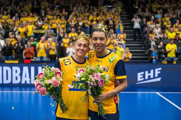 260412 Jamina Roberts and Nathalie Hagman of Sweden are celebrated for playing their last match with the national team, Nationalteam after the women s EHF EURO Qualification, EM, Europameisterschaft handball match between Sweden and Lithuania on April 12, 2026 in Kosta. Photo: Suvad Mrkonjic BILDBYRAN COP 170 SM0457 handball handboll handball kval em em-kval qualification womens ehf euro qualification sverige sweden litauen lithuania dam bbeng Copyright: SUVADxMRKONJIC BB260412SM071