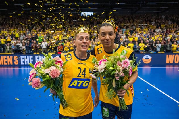 260412 Jamina Roberts and Nathalie Hagman of Sweden are celebrated for playing their last match with the national team, Nationalteam after the women s EHF EURO Qualification, EM, Europameisterschaft handball match between Sweden and Lithuania on April 12, 2026 in Kosta. Photo: Suvad Mrkonjic BILDBYRAN COP 170 SM0457 handball handboll handball kval em em-kval qualification womens ehf euro qualification sverige sweden litauen lithuania dam bbeng Copyright: SUVADxMRKONJIC BB260412SM078