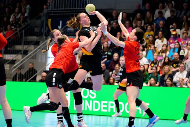 Handball, Frauen: EM-Qualifikation, Deutschland - Belgien, 2. Runde, Gruppe 3, 6. Spieltag v.li. Nele Antonissen (Belgien), Viola Leuchter (Deutschland), Estelle Ghijsens (Belgien) Hamm Westpress Arena Nordrhein-Westfalen Deutschland