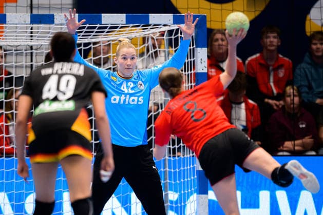 Handball, Frauen: EM-Qualifikation, Deutschland - Belgien, 2. Runde, Gruppe 3, 6. Spieltag Torhueterin Katharina Filter (Deutschland), Nele Antonissen (Belgien) Hamm Westpress Arena Nordrhein-Westfalen Deutschland
