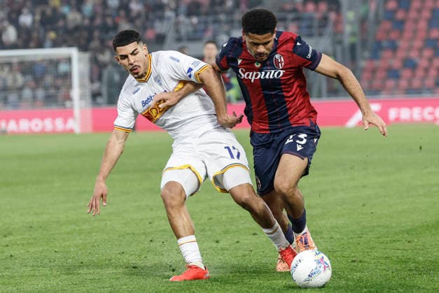 April 12, 2026, Bologna, BOLOGNA: Bologna s Simon Sohm (R) and Lecce s Danilo Veiga in action during the Italian Serie A soccer match Bologna FC vs US Lecce at Renato Dall Ara stadium in Bologna, Italy, 12 April 2026. ANSA SERENA CAMPANINI. Serie A: Bologna - Lecce  - ZUMAa110 20260412_zaf_a110_026 Copyright: xSerenaxCampaninix