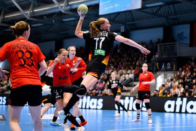 Handball, Frauen: EM-Qualifikation, Deutschland - Belgien, 2. Runde, Gruppe 3, 6. Spieltag v.li. Eva Xhonneux (Belgien), Viola Leuchter (Deutschland) Hamm Westpress Arena Nordrhein-Westfalen Deutschland