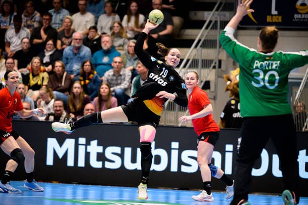 Handball, Frauen: EM-Qualifikation, Deutschland - Belgien, 2. Runde, Gruppe 3, 6. Spieltag v.li. Nieke Kühne Kuehne (Deutschland), Paule Portier (Belgien) Hamm Westpress Arena Nordrhein-Westfalen Deutschland
