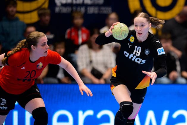 Handball, Frauen: EM-Qualifikation, Deutschland - Belgien, 2. Runde, Gruppe 3, 6. Spieltag v.li. Anna Schellingen (Belgien), Nieke Kühne Kuehne (Deutschland) Hamm Westpress Arena Nordrhein-Westfalen Deutschland