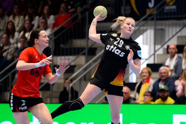 Handball, Frauen: EM-Qualifikation, Deutschland - Belgien, 2. Runde, Gruppe 3, 6. Spieltag v.li. Estelle Ghijsens (Belgien), Antje Döll Doell (Deutschland) Hamm Westpress Arena Nordrhein-Westfalen Deutschland