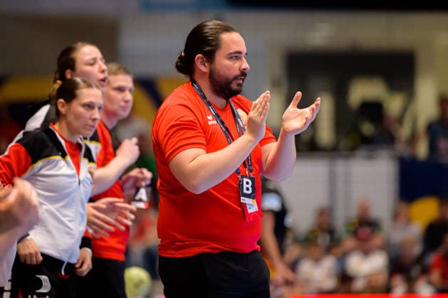 Handball, Frauen: EM-Qualifikation, Deutschland - Belgien, 2. Runde, Gruppe 3, 6. Spieltag Trainer Clement Petit (Belgien) Hamm Westpress Arena Nordrhein-Westfalen Deutschland