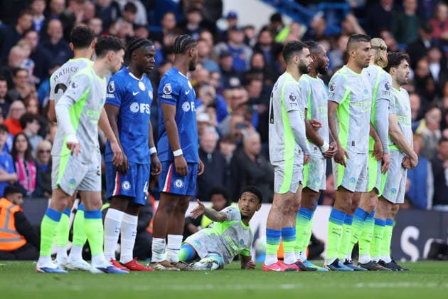 Chelsea v Man City 12 April 2026, London - Premier League Football - Chelsea v Manchester City - Savinho of Manchester City lies down behind the defensive wall - Photo: Charlotte Wilson Offside. London UK Copyright: xCharlottexWilsonx xOffsidexOffside
