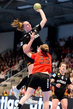 Handball, Frauen: EM-Qualifikation, Deutschland - Belgien, 2. Runde, Gruppe 3, 6. Spieltag Viola Leuchter (Deutschland), Eva Xhonneux (Belgien) Hamm Westpress Arena Nordrhein-Westfalen Deutschland