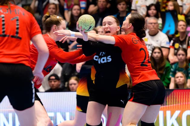 Handball, Frauen: EM-Qualifikation, Deutschland - Belgien, 2. Runde, Gruppe 3, 6. Spieltag v. li. im Zweikampf Nieke Kühne Kuehne (Deutschland), Estelle Ghijsens (Belgien) Hamm Westpress Arena Nordrhein-Westfalen Deutschland