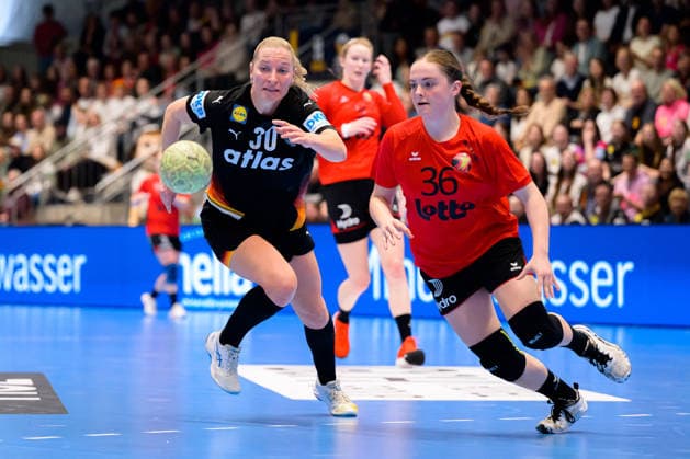Handball, Frauen: EM-Qualifikation, Deutschland - Belgien, 2. Runde, Gruppe 3, 6. Spieltag Jenny Behrend (Deutschland), Lemke Daniels (Belgien) Hamm Westpress Arena Nordrhein-Westfalen Deutschland