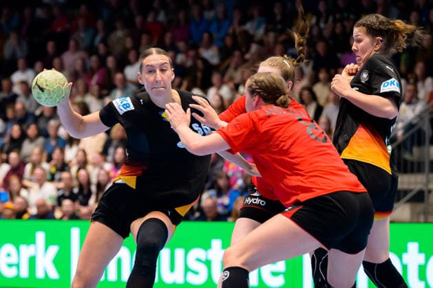 Handball, Frauen: EM-Qualifikation, Deutschland - Belgien, 2. Runde, Gruppe 3, 6. Spieltag v.li. Dana Bleckmann (Deutschland), Nele Antonissen (Belgien), Marie Steffen (Deutschland) Hamm Westpress Arena Nordrhein-Westfalen Deutschland