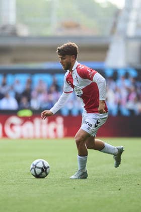 RC Celta de Vigo v Real Oviedo - LaLiga EA Sports VIGO, SPAIN - APRIL 12: Sergio Carreira of Celta de Vigo runs with the ball during the LaLiga EA Sports match featuring retro kits between RC Celta de Vigo and Real Oviedo at Estadio Abanca Balaidos on April 12, 2026 in Vigo, Spain. (Photo by Diego Simon Photo Players Images Magara Press) Vigo Estadio Abanca Balaidos Spain Copyright: xDiegoxSimonx