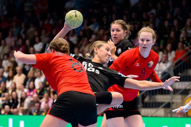 Handball, Frauen: EM-Qualifikation, Deutschland - Belgien, 2. Runde, Gruppe 3, 6. Spieltag v. li. im Zweikampf Nele Antonissen (Belgien) und Dana Bleckmann (Deutschland), Sien Buelens (Belgien) Hamm Westpress Arena Nordrhein-Westfalen Deutschland