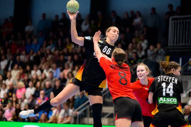 Handball, Frauen: EM-Qualifikation, Deutschland - Belgien, 2. Runde, Gruppe 3, 6. Spieltag Dana Bleckmann (Deutschland), Nele Antonissen (Belgien) Hamm Westpress Arena Nordrhein-Westfalen Deutschland