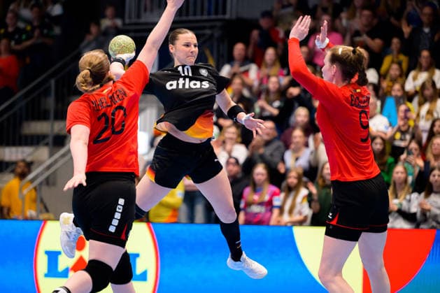 Handball, Frauen: EM-Qualifikation, Deutschland - Belgien, 2. Runde, Gruppe 3, 6. Spieltag v.li. Anna Schellingen (Belgien), Mareike Thomaier (Deutschland), Sien Buelens (Belgien) Hamm Westpress Arena Nordrhein-Westfalen Deutschland