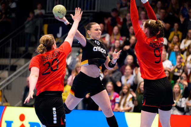 Handball, Frauen: EM-Qualifikation, Deutschland - Belgien, 2. Runde, Gruppe 3, 6. Spieltag v.li. Anna Schellingen (Belgien), Mareike Thomaier (Deutschland), Sien Buelens (Belgien) Hamm Westpress Arena Nordrhein-Westfalen Deutschland