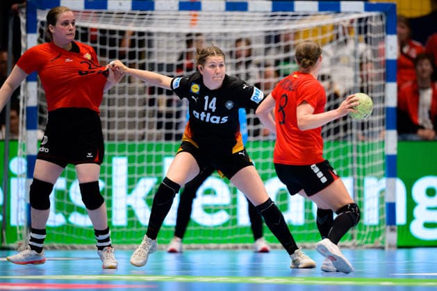 Handball, Frauen: EM-Qualifikation, Deutschland - Belgien, 2. Runde, Gruppe 3, 6. Spieltag v. li. im Zweikampf Anna Schellingen (Belgien), Marie Steffen (Deutschland) und Nele Antonissen (Belgien) Hamm Westpress Arena Nordrhein-Westfalen Deutschland