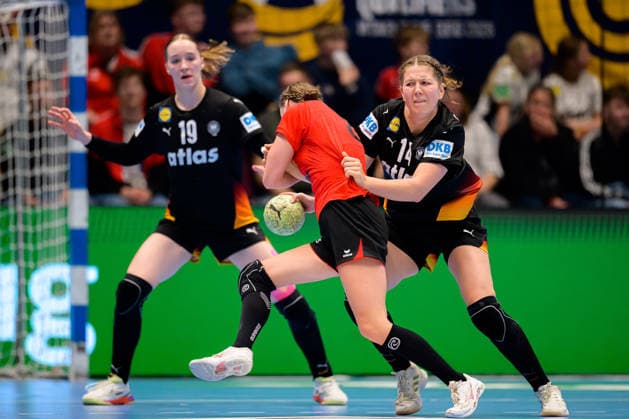 Handball, Frauen: EM-Qualifikation, Deutschland - Belgien, 2. Runde, Gruppe 3, 6. Spieltag v. li. im Zweikampf Nele Antonissen (Belgien) und Marie Steffen (Deutschland) Hamm Westpress Arena Nordrhein-Westfalen Deutschland