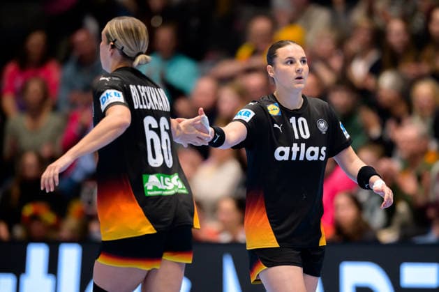 Handball, Frauen: EM-Qualifikation, Deutschland - Belgien, 2. Runde, Gruppe 3, 6. Spieltag v.li. Dana Bleckmann (Deutschland), Mareike Thomaier (Deutschland) Hamm Westpress Arena Nordrhein-Westfalen Deutschland