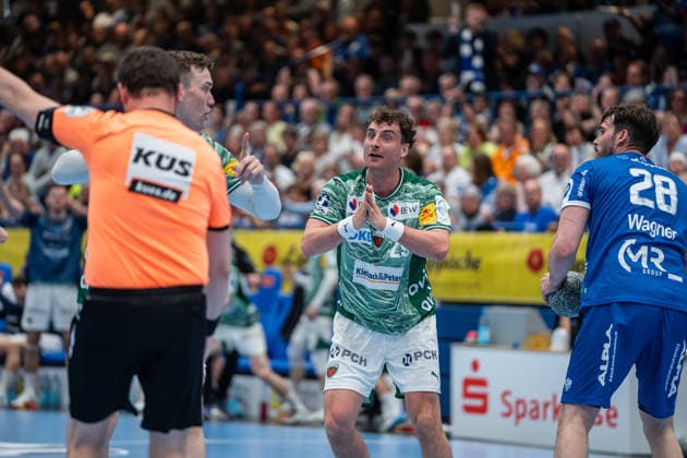 TBV Lemgo Lippe (GER) vs. Fuechse Berlin (GER), Handball, Daikin Handball Bundesliga, 28. Spieltag, 12.4.2026, Saision 2025 2026, Lemgo Lukas Herburger (Fuechse Berlin, 29) beschwert sich beim Schiedsrichter Lemgo Phoenix Contact Arena Deutschland