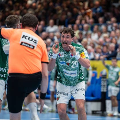 TBV Lemgo Lippe (GER) vs. Fuechse Berlin (GER), Handball, Daikin Handball Bundesliga, 28. Spieltag, 12.4.2026, Saision 2025 2026, Lemgo Lukas Herburger (Fuechse Berlin, 29) beschwert sich beim Schiedsrichter Lemgo Phoenix Contact Arena Deutschland