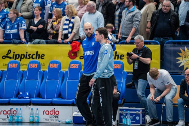 TBV Lemgo Lippe (GER) vs. Fuechse Berlin (GER), Handball, Daikin Handball Bundesliga, 28. Spieltag, 12.4.2026, Saision 2025 2026, Lemgo Urh Kastelic (TBV Lemgo Lippe, 99) und Constantin Moestl (TBV Lemgo Lippe, 01) waehrend einer Auszeit Lemgo Phoenix Contact Arena Deutschland