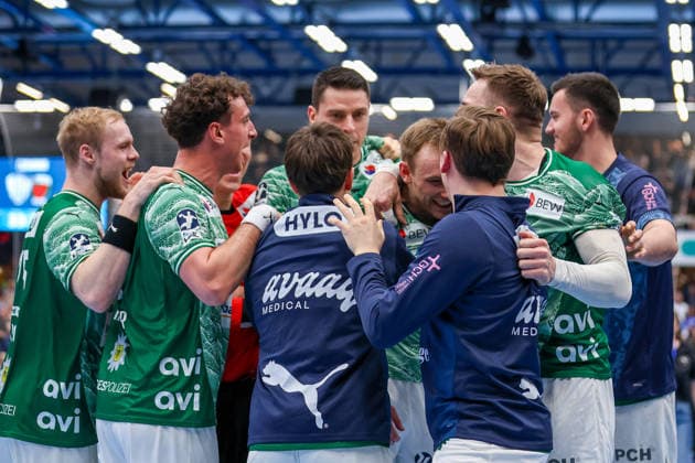 2026.04.12, xkwix, Handball, HBL, TBV Lemgo Lippe - Füchse Berlin, PHOENIX CONTACT arena, 28.Spieltag, Saison 2025 2026: Das Team aus Berlin jubelt im Kreis DFB regulations prohibit any use of photographs as image sequences and or quasi-video. Photo: xKamilxWilkowskixPressefotoKochx Nordrhein-Westfalen Deutschland