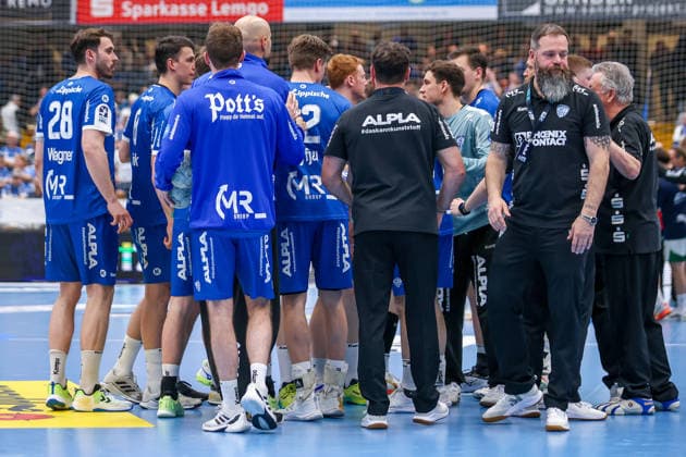 2026.04.12, xkwix, Handball, HBL, TBV Lemgo Lippe - Füchse Berlin, PHOENIX CONTACT arena, 28.Spieltag, Saison 2025 2026: Team aus Lemgo im Kreis beim Timeout DFB regulations prohibit any use of photographs as image sequences and or quasi-video. Photo: xKamilxWilkowskixPressefotoKochx Nordrhein-Westfalen Deutschland