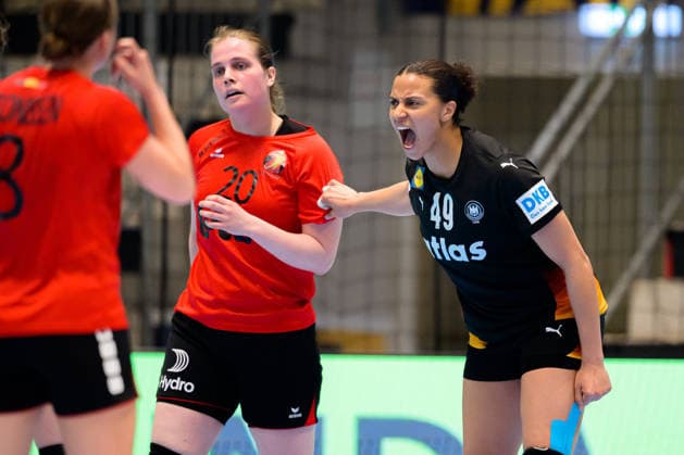 Handball, Frauen: EM-Qualifikation, Deutschland - Belgien, 2. Runde, Gruppe 3, 6. Spieltag v.li. Anna Schellingen (Belgien), Aimee von Pereira (Deutschland) Hamm Westpress Arena Nordrhein-Westfalen Deutschland