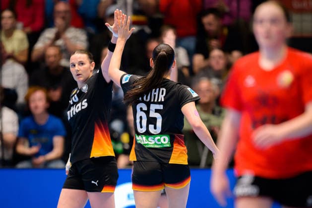 Handball, Frauen: EM-Qualifikation, Deutschland - Belgien, 2. Runde, Gruppe 3, 6. Spieltag Mareike Thomaier (Deutschland), Chiara Rohr (Deutschland) Hamm Westpress Arena Nordrhein-Westfalen Deutschland