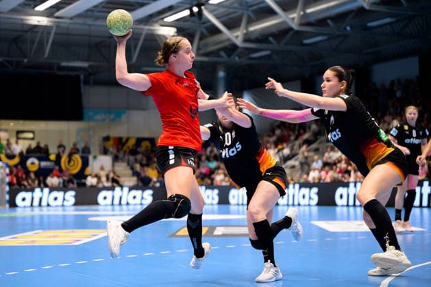 Handball, Frauen: EM-Qualifikation, Deutschland - Belgien, 2. Runde, Gruppe 3, 6. Spieltag v.li. Nele Antonissen (Belgien), Chiara Rohr (Deutschland) Hamm Westpress Arena Nordrhein-Westfalen Deutschland