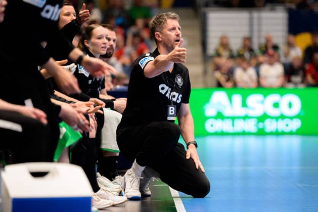 Handball, Frauen: EM-Qualifikation, Deutschland - Belgien, 2. Runde, Gruppe 3, 6. Spieltag Trainer Markus Gaugisch (Deutschland) Gestik Geste gestikuliert Hamm Westpress Arena Nordrhein-Westfalen Deutschland